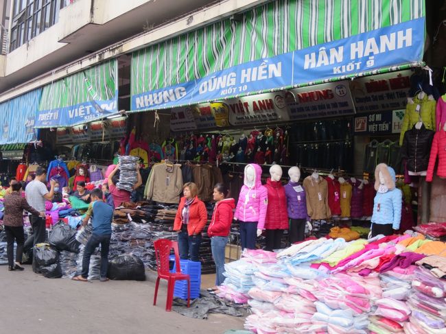 ダウンジャケットも売っている。確かに寒いときには必要かも。