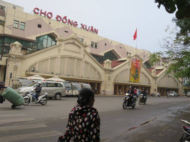 これが市場の正面、なかなか立派。こういう街歩きはワクワクする体験。