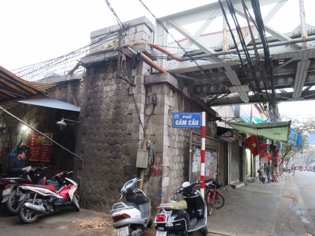 ハノイ駅から伸びる鉄道の高架橋をくぐる。