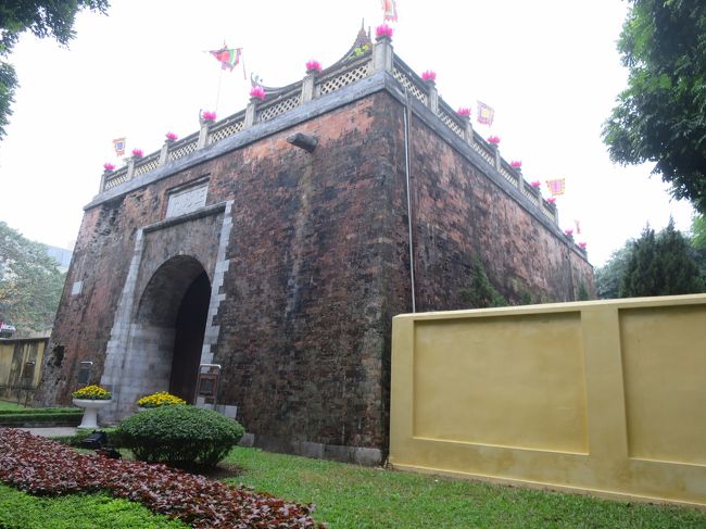 ひょっとしてこれがその一部かもしれないので、とりあえず写真を撮って置く。<br />あちこち探したが見つからない。ホテルを出て１時間以上経ったので、タンロン遺跡は断念して戻ることにする。まあ、それほど見たかったわけでもないし、と自分を慰める。