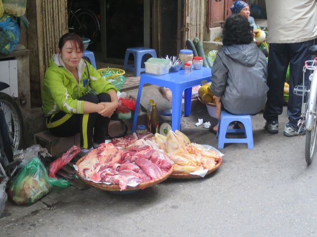 路上で商売する人々。ベトナムの女性は働き者。