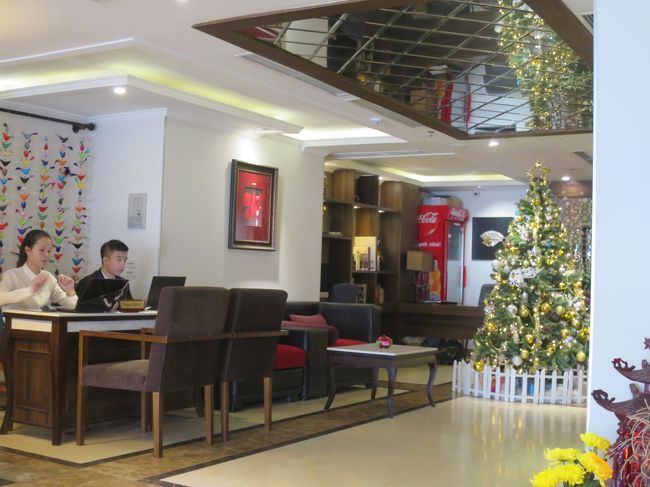 予約しておいたタクシーを待つ。<br />２〜３分で車が到着、タクシーかと思ったらホテル専属の送迎車。空港まで400,000ドン（2,700円）または18ドル。相場通りでリーズナブル。<br />