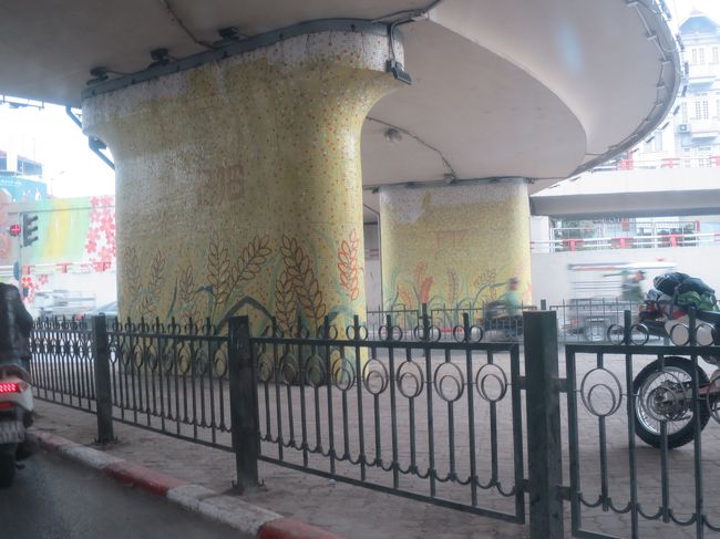 ベトナム人はモザイク装飾が好きなのか、橋脚にはこのような絵が。