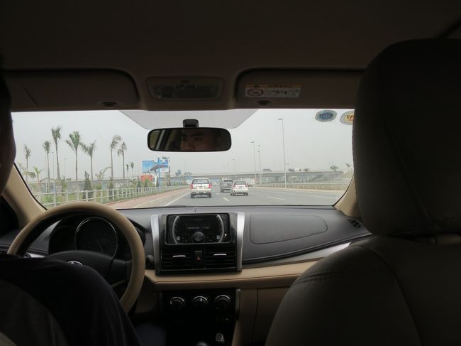 ドライバーの腕は確か、制限時速80km/hの道を90km/hで快適に飛ばしていく。<br />そういえば東南アジアはまだほとんどがマニュアル車。日本の中古車が主流のミャンマーだけはオートマ車。