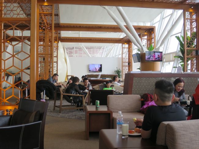 40分弱でノイバイ空港到着。送迎車の料金はホテルで精算済みなので、ドライバー君には50,000ドン（350円）だけチップを渡して、さよなら。<br />ここから次の目的地ルアンパバーンまではベトナム航空。チェックイン時に「空港ラウンジは使えるか？」と聞いたら、EチケットのNHを確認して「うちはスターアライアンスではなく、スカイチームです」と。ならばとデルタゴールドメダリオンのカードを見せると、快くチケットを再発行し、ラウンジのインビテーションカードも手渡してくれる。<br />座席もバルクヘッドは取れなかったが、２人席の独占を手配してくれたよう。言ってみるものだ。<br />イミグレを通り、さっそくラウンジへ。