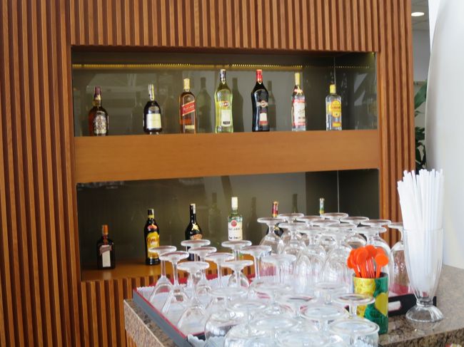 酒類も取り揃えてあるが、ラオスの入国審査もあるので見送り。