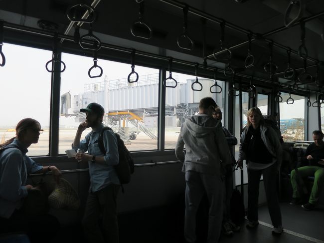 沖留めなのでバスで移動。