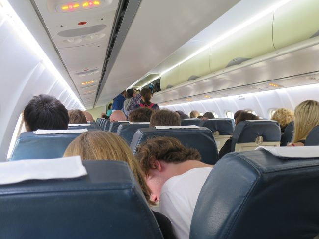 68人乗りの機内はほぼ満席。私の席と通路を挟んだ反対側だけが独り占め。乗客は私を含め東洋人が２〜３人、それ以外は全て欧米人。ルアンパバーンはやはり欧米人に人気があるようだ。<br />バックパックが頭上のクロゼットに収まりきらないので苦戦していると、CAさんが隣の座席の上に乗せておけば良いとおおらかなもの。