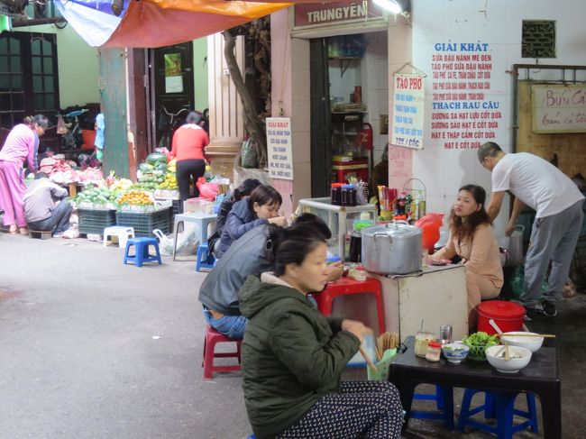 屋台も並ぶ。こんな狭い路地にもバイクが入り込んでくる。