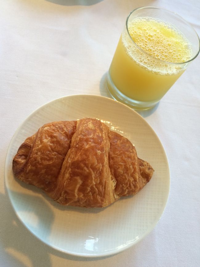 朝はあまり食べられない娘が選んだのは、、<br /><br />大好きなチョコクロとオレンジジュース。