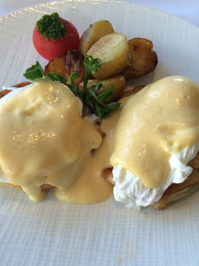 そしてママはこちら。キングクラブ入りのエッグベネディクト！<br />エッグベネディクト大好きでHawaiiへ来ると必ず食べてます。<br /><br />カニ好きの娘やはり欲しがる。。笑<br />一緒にシェアして美味しく頂きました。<br /><br />前回はサーフライダーのザ・ベランダのエッグベネディクトと、、<br />カイムキにあるココヘッドカフェのエッグベネディクトを食べたけど、ココヘッドカフェのエッグベネディクトは珍しいソースで苦手でした。。<br />