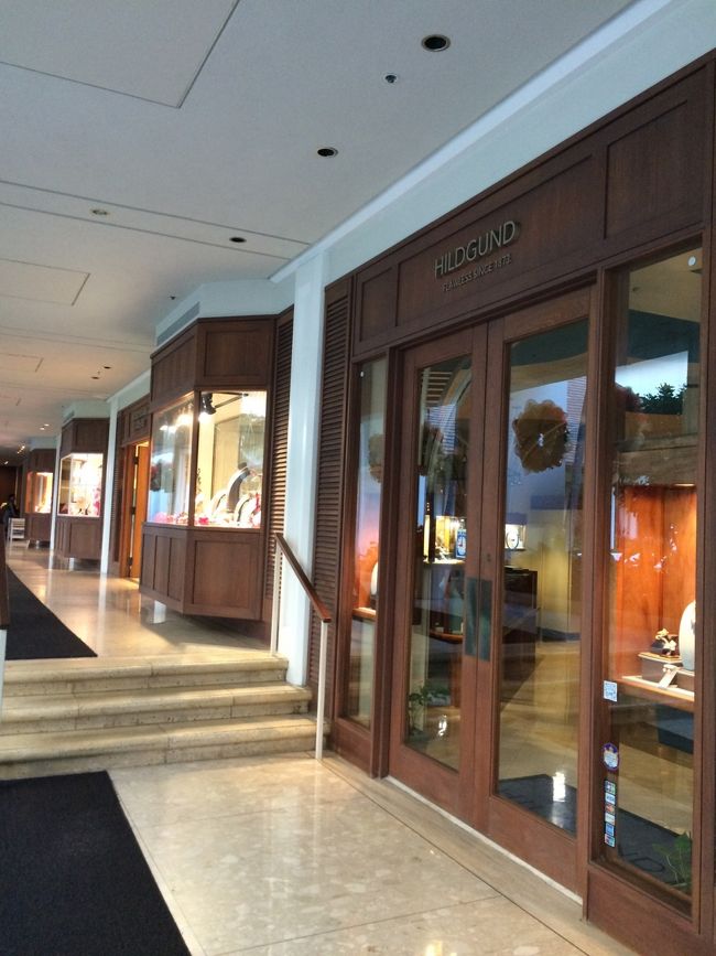 ハレクラニに相応しい上品そうなSHOPが並んでます。