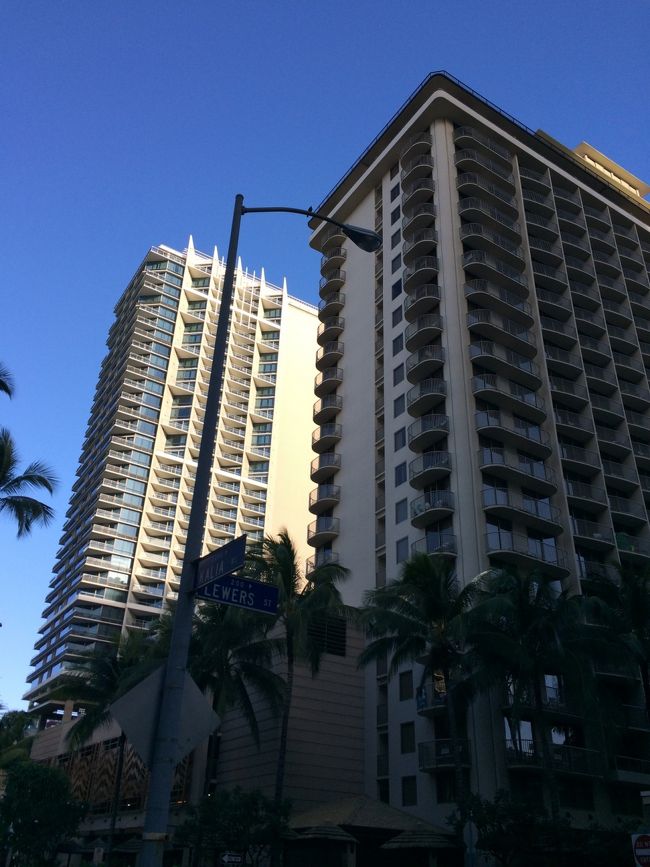 道を挟んだ反対側には、、<br /><br />トランプ・インターナショナルとエンバシースイーツ。