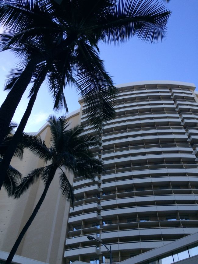 ハレクラニとシェラトンの間の路地裏を通り戻りま〜す<br /><br />この道の存在も初めて知りました。笑