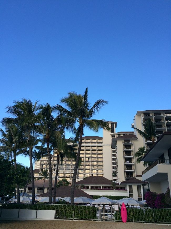 路地裏からハレクラニ前のBeachへ出られます。<br /><br />そこからシェラトンのインフィニティ・エッジ・プールの階段へ続く、、