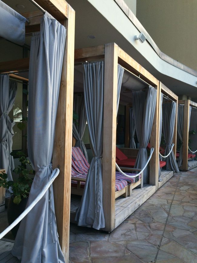 こちらは、、インフィニティ・エッジ・プールにある、屋根付きのプール・カバナ