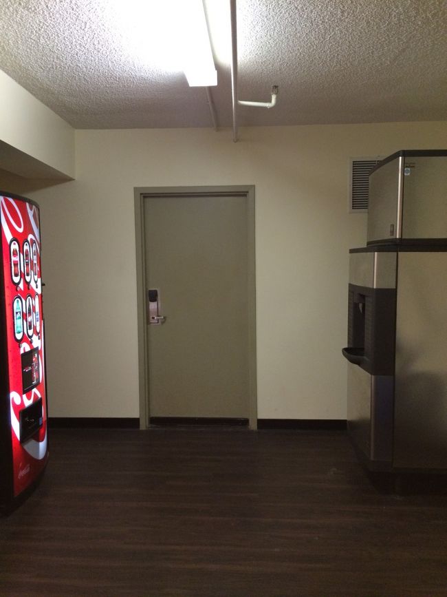 載せ忘れてた場所を順番に。。<br /><br />こちらは各フロアーにある自販機と製氷機。