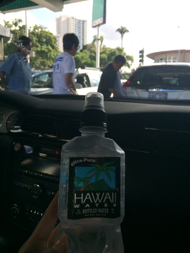 喉が渇いたと騒ぐ娘。。<br /><br />パパ、我が家にもサーバーのあるハワイウォーターを買ってきてくれました。