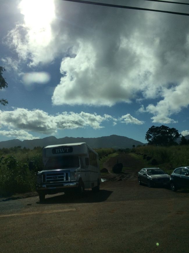 空港へ急げ〜！<br /><br />マナを感じられる、クカニロコを通って、、<br /><br />初めて行った時ゾクゾクしました。笑