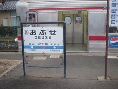 小布施駅に着きました。（湯田中駅から21分）

すれ違いのため下り列車が待っていました。