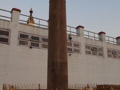 アショカ王(अशोक (Aśokaḥ))の石柱

ブラーフミー文字(ब्राह्मी लिपि (Brāhmī script))で「住民の税を1/8にする」と記された石柱です。


アショカ王：https://ja.wikipedia.org/wiki/%E3%82%A2%E3%82%B7%E3%83%A7%E3%83%BC%E3%82%AB%E7%8E%8B
ブラーフミー文字：https://ja.wikipedia.org/wiki/%E3%83%96%E3%83%A9%E3%83%BC%E3%83%95%E3%83%9F%E3%83%BC%E6%96%87%E5%AD%97