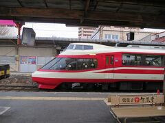 須坂駅に着きました。（湯田中駅から27分）

すれ違いのため下り（特急ゆけむり号）列車が待っていました。