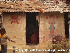 クワ村(Kuwa)

ミティラー画(&#2350;&#2367;&#2341;&#2367;&#2354;&#2366; &#2325;&#2354;&#2366; (Mithila Painting))が家の壁に描かれている村です。