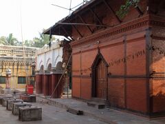 ラム寺院(Ram Mandir)

ジャナクプルで一番古いネパール層塔建築様式の寺院です。


ラム寺院：http://janakpurdham.com/rama-mandir/