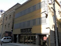 東隣には300年の伝統を誇る老舗「鶴屋八幡大阪本店」が。