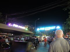 パブストリートは外人で盛り上がっています。
日本人もよく見かけました。