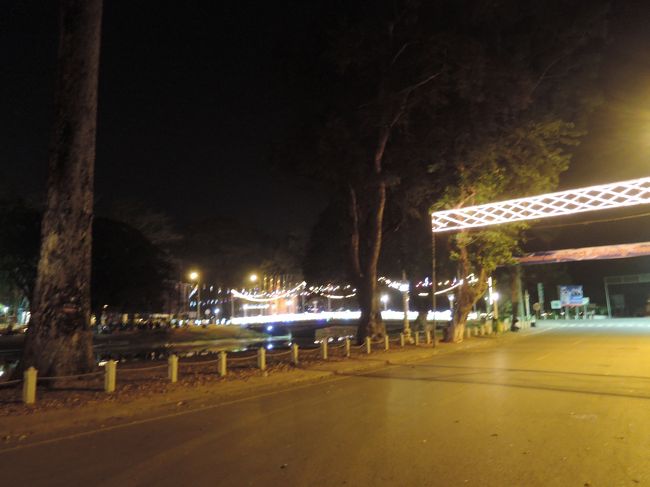 宿の近く、シェムリアップ川沿いは無駄に電飾でキラキラ