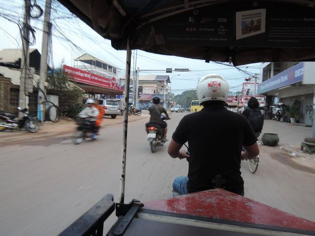 朝になりました。<br />トゥクトゥクでアンコールワットへ。