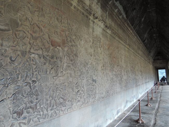 細かな美しい壁画に魅せられる。