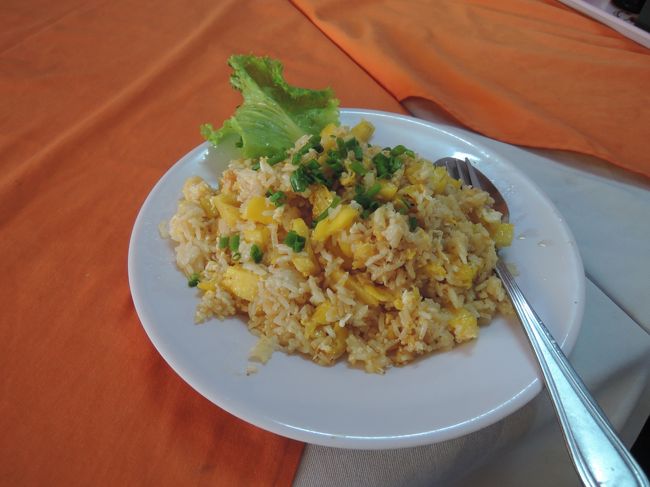 レストランでパイナップ入りいためメシ