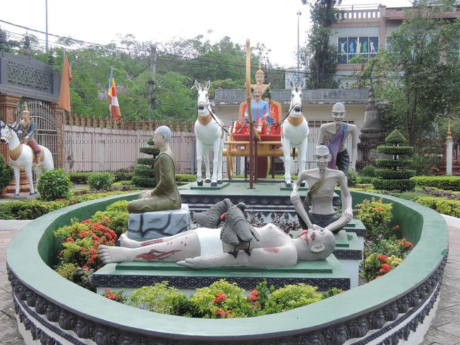 少し歩いてワットプリアプロムラス。<br />独特なものがならんでいる。