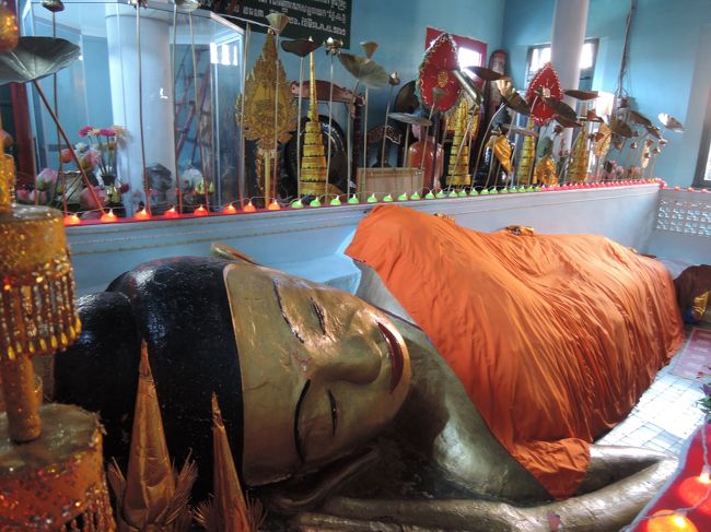 ちなみに奥に入るとリクライニングブッダがいます。