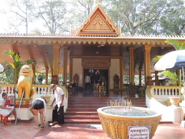 こちらの建物の奥には泥棒が盗もうとしたら急に重くなって、盗みに失敗したという仏像があります。背後からいかにも人工的な後光がさしていました。