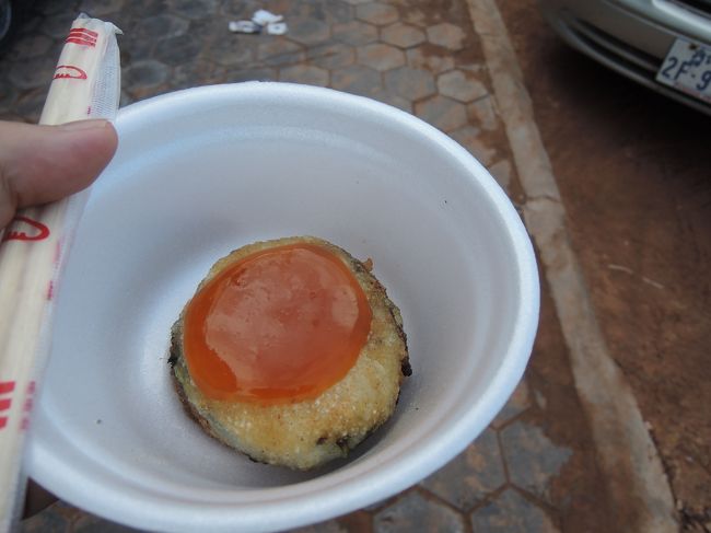 屋台で購入。ニラたっぷりおやきといった感じ。0.5ドル。