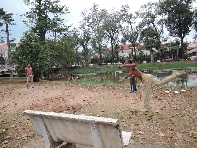 ダーカウというやつでしょうか。足だけでバドミントンのようなことをしています。