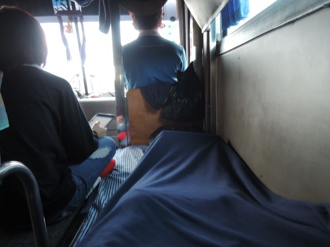 ibisの深夜バスでプノンペンへ向かいます。<br />料金は約2000円。ネットで事前予約。Ｗｉ−Ｆｉあり。水の小ボトルあり。<br />席は２列１列の構成ですが、２列の方では区切りがないので、<br />知り合いと一緒でない場合はかならず１列のみの席をとりましょう。<br />