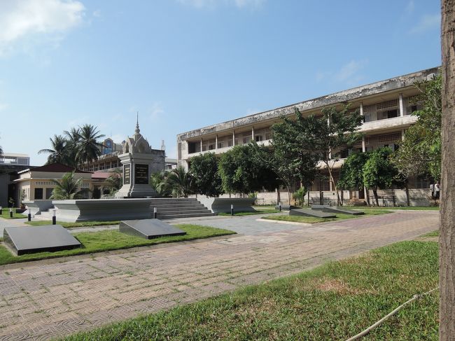 Ｓ２１と呼ばれた収容所。<br />房の中は撮影禁止のため中庭写真を。<br />被害者の写真や当時のままのベッドなど、ポルポトの<br />残忍なおこないがここにあります。