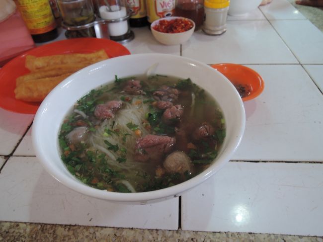 お昼に市場で牛肉麺