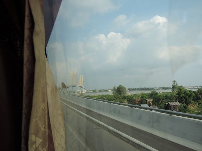 プノンペンを出て２時間ほど。翼橋に。