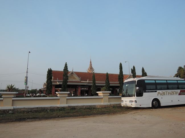 国境の町まで来ました。ちなみにパスポートをあずけて、ここのレストランで休憩中にバスのスタッフがばしばし出国スタンプを押していましたが、この人が押していていいのか...