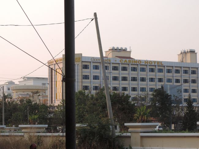 国境の町ではカジノホテルがたくさん。<br />しかし時間がないのでまたの機会に。<br /><br />さぁ、あっさりと国境を越えてホーチミンへ向かいます。