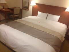 お宿はパシフィックホテル沖縄。
チェックインをします。

今回、航空券とホテルとレンタカーで1人21,000円の激安ツアーだったのに、とっても広くて良いお部屋でした。