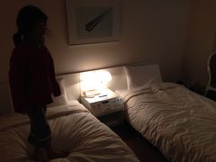 一番お安いタイプのお部屋です。
シングルサイズのベッドが２台。
お部屋にはトイレとシャワーもあります。
テレビや給湯の備品もあり、歯ブラシなどのアメニティのあります。

チェックインを済ませたら、準備をして、ゲレンデに向かいます。
この日は合計で４家族が集まりました。
宿泊するのは２家族だけです。