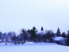 こちらはとんがり屋根が可愛い美馬牛小学校

お城のように見えるここからのアングルが気に入っています（＾＾）