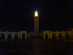 宿から20分ほど歩いて「ハッサン2世モスク」に着きましたが、ミナレットの先端部分以外はライトアップされていませんでした。この旅行記を作成する際に宿の屋上から撮った写真を見返して気付きましたが、19:30頃の時点では全体がライトアップされていたので、20時頃に消灯してしまうのかもしれません。もっと早くに訪れておけばよかったです。（朝6:55頃に宿の屋上から撮った写真でもライトアップされていました。）