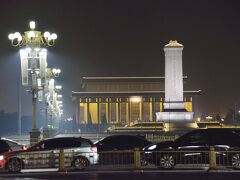 天安門広場に立つ人民英雄記念碑。
その奥に毛主席記念堂。